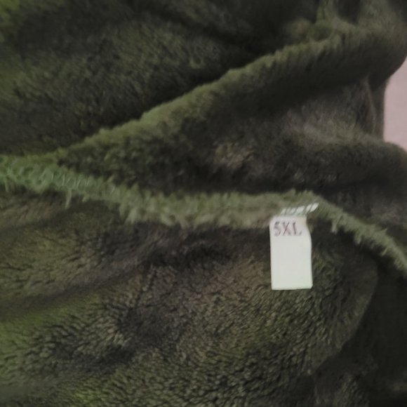 Green Sweater - Picture 1 of 2